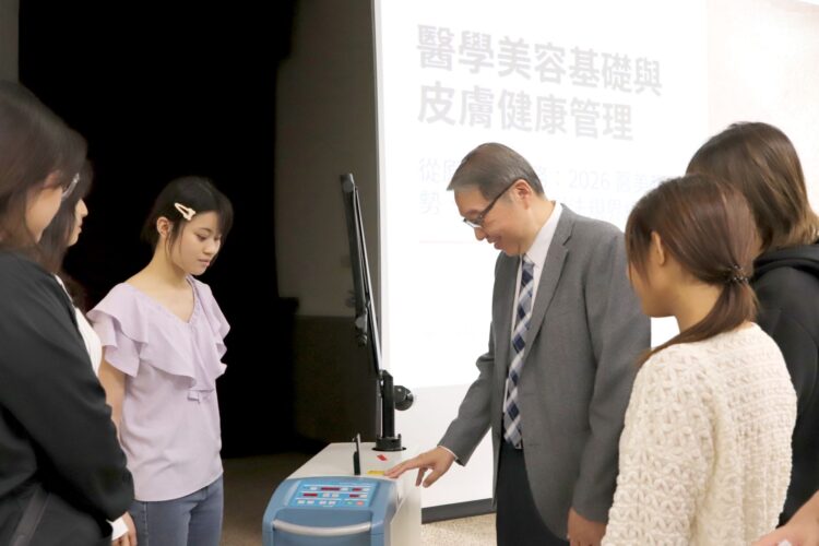 許乃仁醫師現場示範及解說雷射儀器操作,近距離指導學生。(圖/中華醫大提供)