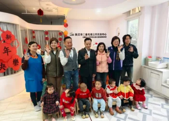 李余典議員媒合美萬新捐贈童鞋　盼三重區公托中心伴幼兒快樂成長