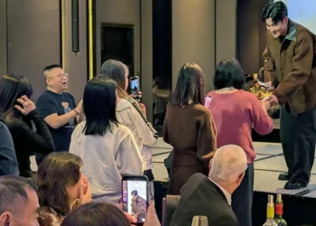 周興哲紅包雪片狂撒 猜拳拼獎金全場暴動 星空飛騰春酒嗨翻台北