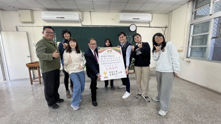 台南市新營區育德工家參加 114 年度全國技術士技能檢定，多媒體技術科三位同學潘思綺、林子翔、田膳豪成功考取「印前製程乙級」證照，為校爭光