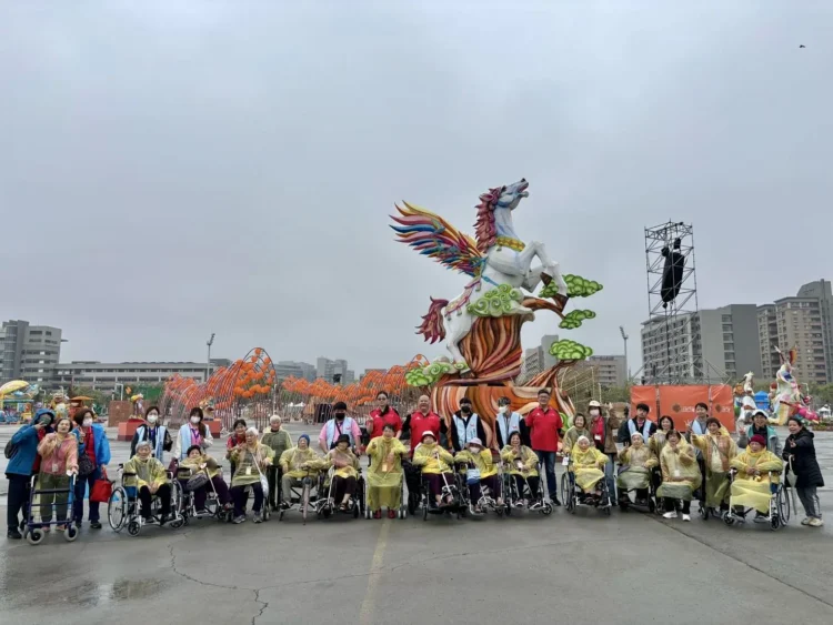 日照中心長輩走出戶外賞燈　風雨不減看燈熱情