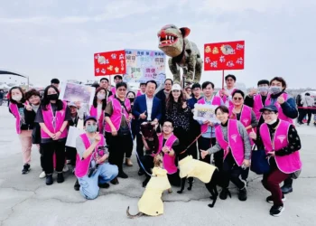 摸寵物神獵狗公祈福、和浪浪拍照 2026台灣燈會創意動保遊行萌力爆發