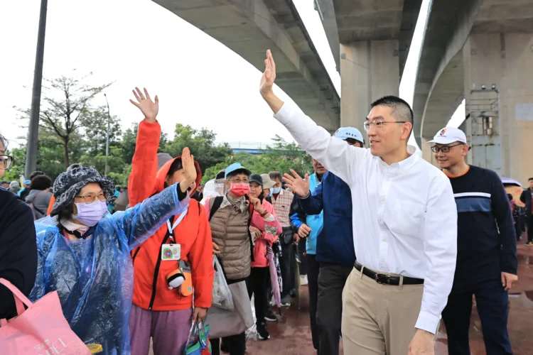 安樂區健走開放新山水庫 吸引千位市民冒雨參與