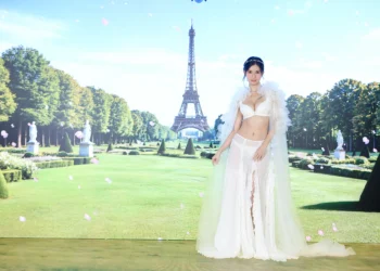 鄭芯恩巴黎街頭拍內衣廣告 散發「撩波」自在魅力