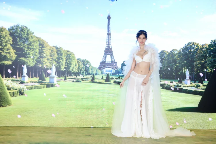 鄭芯恩巴黎街頭拍內衣廣告 散發「撩波」自在魅力