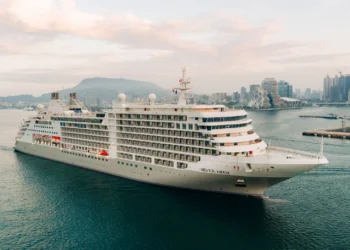 銀海郵輪「銀海明月號」首次靠泊高雄港　外籍旅客體驗港都文化魅力