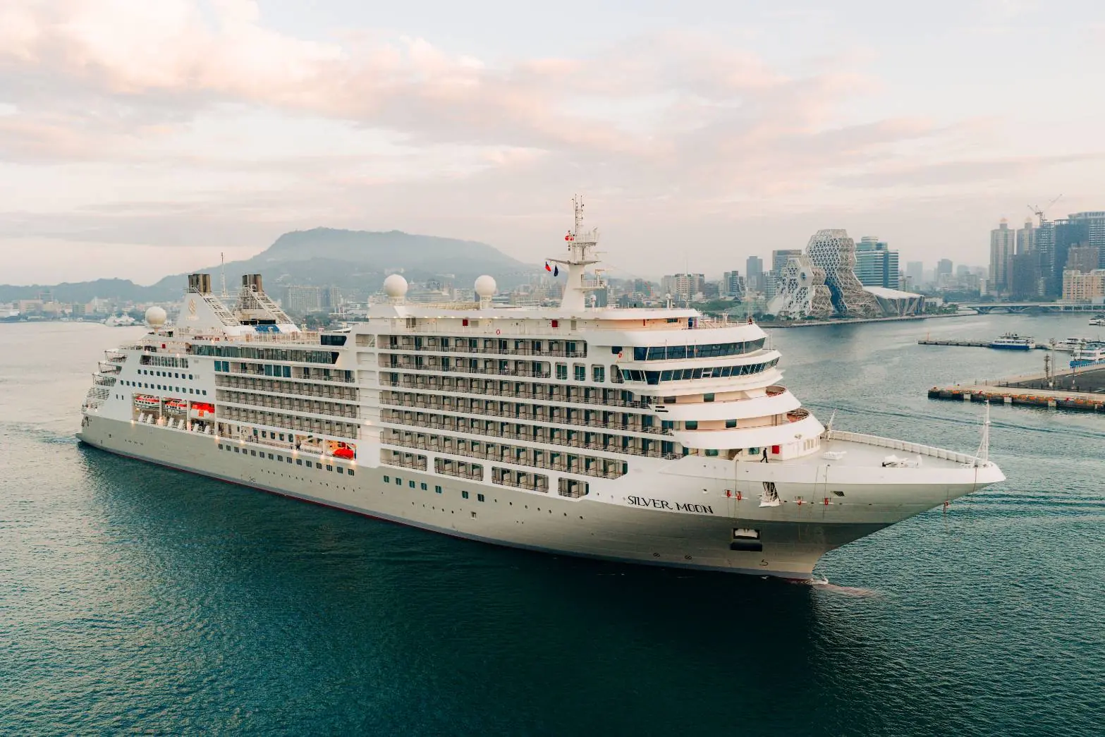 銀海郵輪「銀海明月號」首次靠泊高雄港　外籍旅客體驗港都文化魅力
