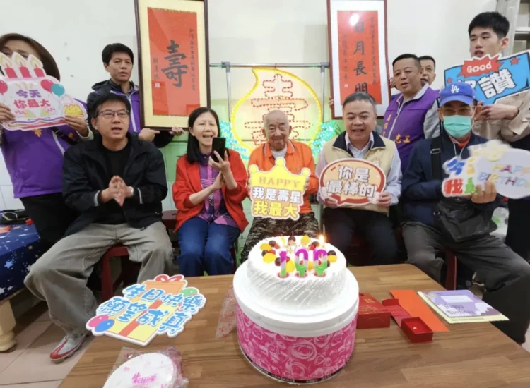 高雄市榮服處 為百歲榮民管爺爺慶生