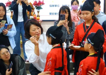 嘉義市古禮抓週　黃敏惠為萌娃點硃砂送「馬上平安」祝福