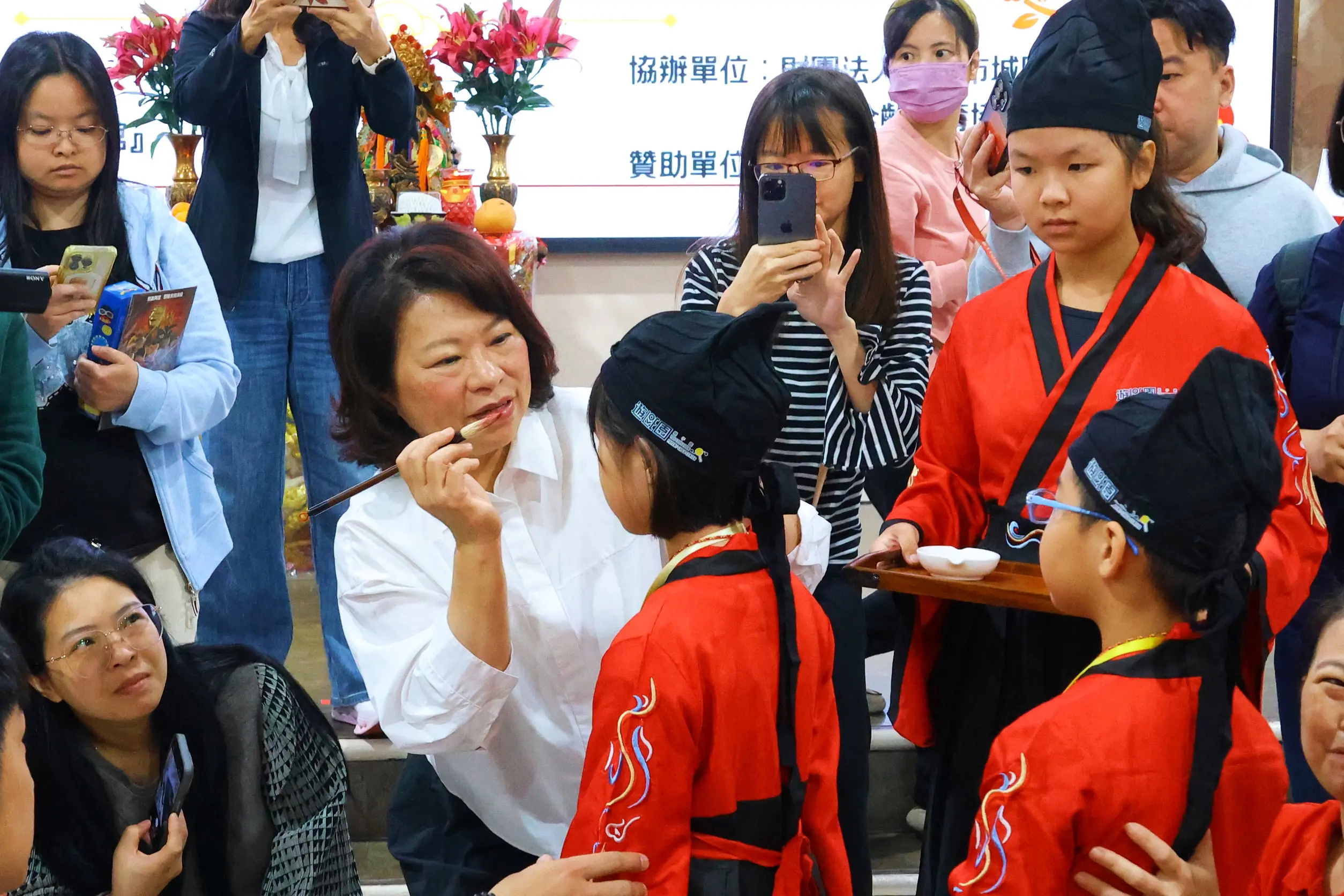 嘉義市古禮抓週　黃敏惠為萌娃點硃砂送「馬上平安」祝福