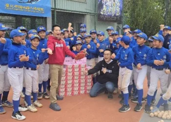 傳承最珍貴的力量　何志偉探望福林國小少棒隊　盼棒球扎根孕育台灣未來之光