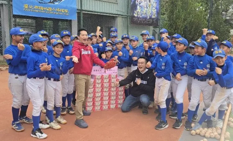傳承最珍貴的力量　何志偉探望福林國小少棒隊　盼棒球扎根孕育台灣未來之光