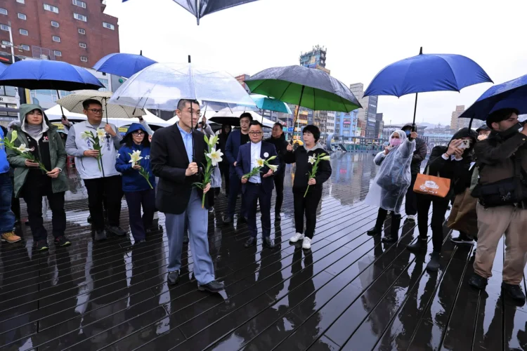 謝國樑率眾海洋廣場拋百合追思，基隆紀念二二八79週年