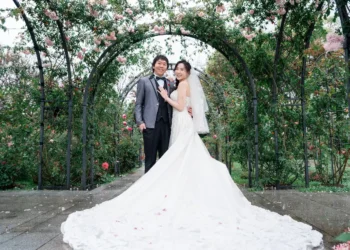 花博玫瑰園盛開　白色情人節巧扮紅娘牽起幸福