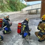 校園太陽能板火災實兵演練　基隆消防強化RIT快速救援與Mayday自救機制