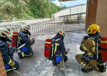 校園太陽能板火災實兵演練　基隆消防強化RIT快速救援與Mayday自救機制
