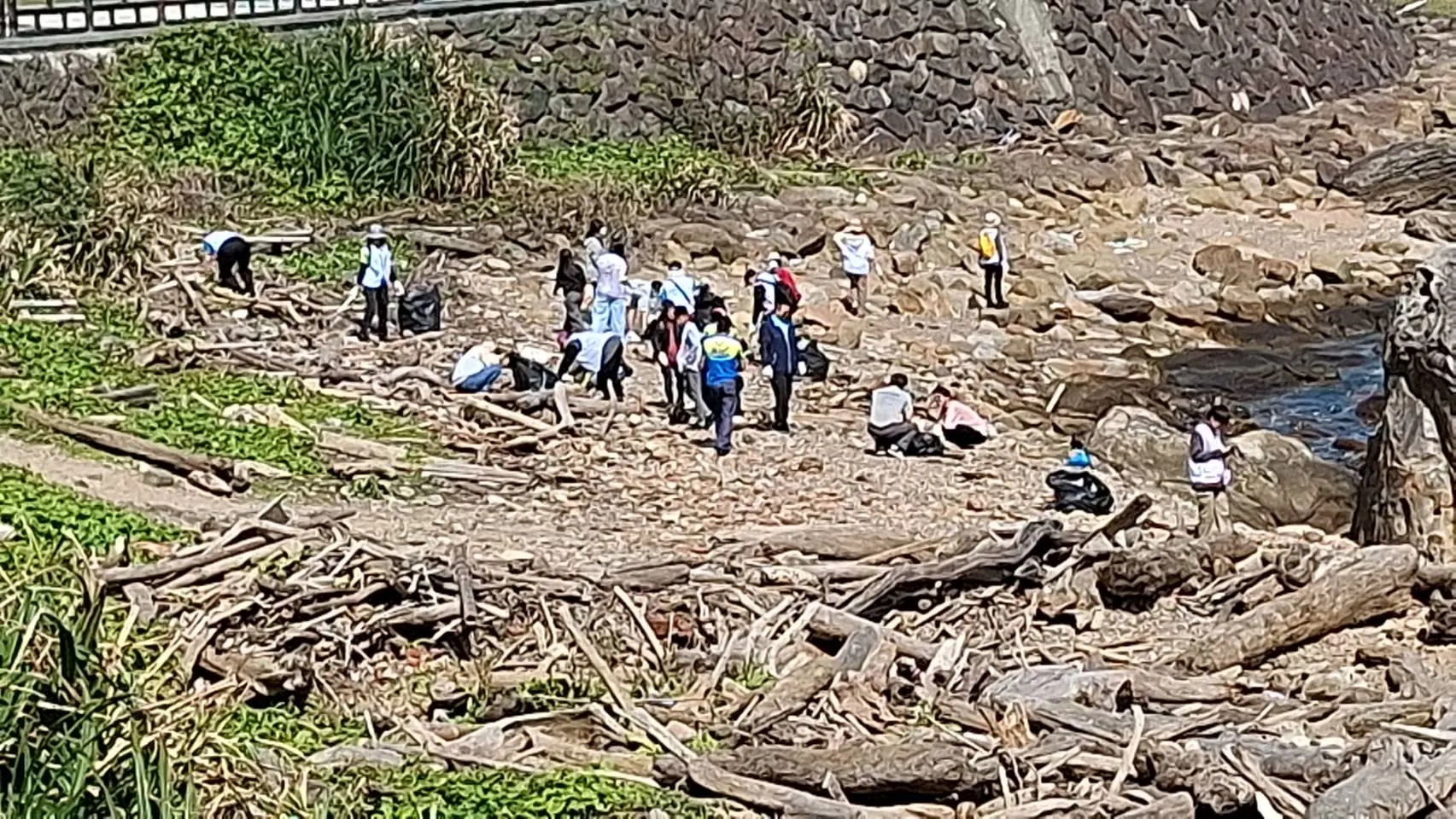 迎329青年節 基隆青年志工外木山淨灘 清出近300公斤垃圾守護海洋