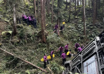 南投杉林溪遊園車擦撞山壁墜20米山谷　66歲男不治、7人送醫