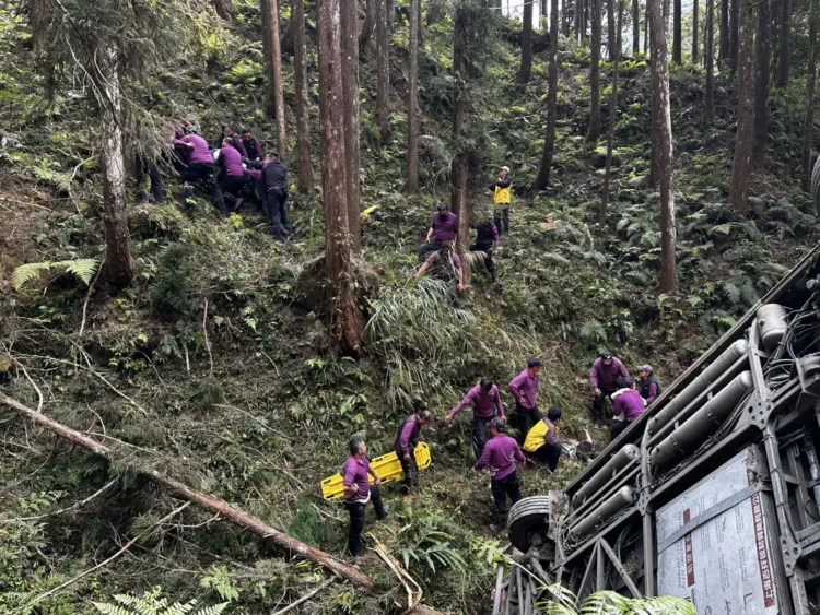 南投杉林溪遊園車擦撞山壁墜20米山谷　66歲男不治、7人送醫