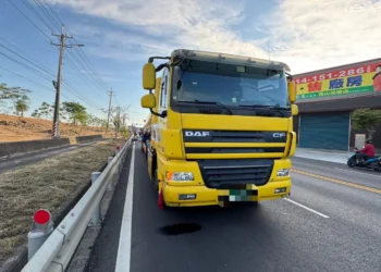 高雄曳引車與機車碰撞　騎士魂斷大車輪下