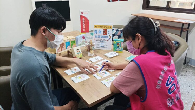 小毅（化名）參加「青年職得好評計畫」，於就業前透過台南就業中心職涯諮詢，釐清職涯方向，瞭解自身優劣勢，為自己翻轉人生，開創「薪」未來。（圖／台南就業中心提供）