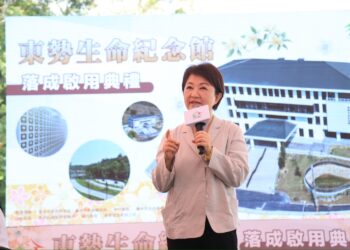斥資3.27億東勢生命紀念館啟用！　盧市長：全市預計提供20萬櫃位滿足20年需求 讓先人「落葉歸根」