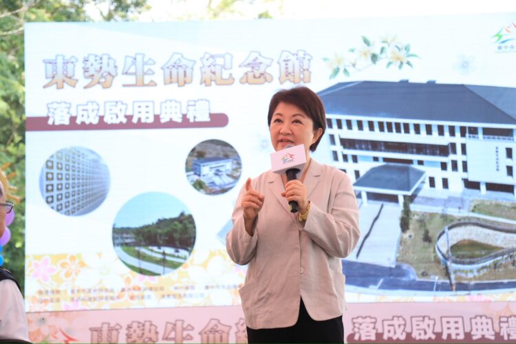 斥資3.27億東勢生命紀念館啟用! 盧市長:全市預計提供20萬櫃位滿足20年需求 讓先人「落葉歸根」