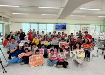 大鄉國小攜手公益團體前進長照據點　音樂與健康宣導陪伴長者