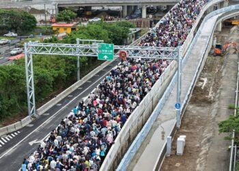 見證世紀地標　淡江大橋健行創紀錄　十萬人潮擠爆淡水