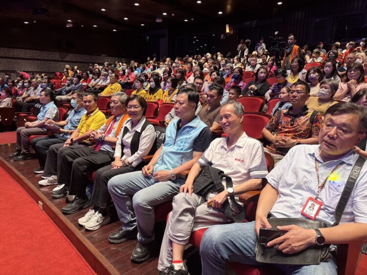 縣長王惠美向志工致敬　讓奉獻成為一種榮耀　公益演唱會溫暖登場