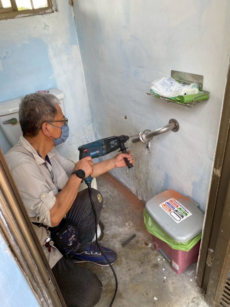 嘉義縣政府結合笁樂協會　為500戶家庭免費裝設扶手
