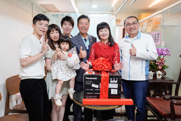 康錦花35年中醫傳承 一輩子母愛守護 獲選新北模範母親 侯友宜親往道賀