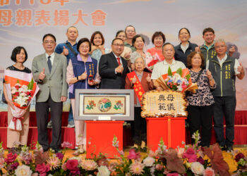 「愛您‧伴您」 新北表揚56位模範母親　侯友宜：小時母親陪我們　老時換我們陪她