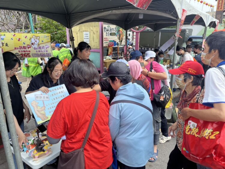 大甲媽祖駐駕新港 嘉縣府政風處設攤宣導反詐反賄、護廉能