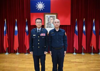 「後勤楷模」榮陞巡佐　假日攜子加班感動同仁