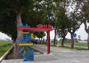 虎尾新舊城區串聯再升級 芒果大道詩文燈箱點亮台灣新詩道