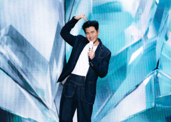 周興哲獅城炸裂開唱 褲子穿反全場暴動尖叫 萬人小興星全場失控