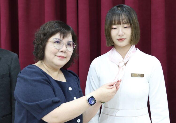 中華醫大生物醫學及美容保健系授服繫巾儀式醫美生力軍亮眼出擊