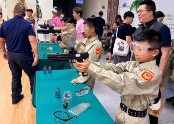 敦化少棒隊參訪嘉義市警局　寓教於樂深化防暴打詐觀念