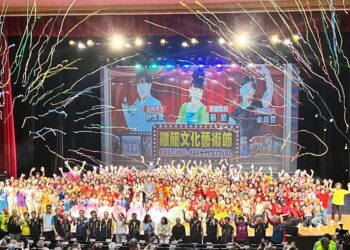 許志豪與蔡閨同框現身　基隆城隍爺大歌廳掀熱潮