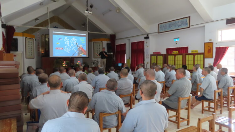 《台灣超人》走進南監明德戒治分監 盧興國以「情境治療」打造收容人模擬自主管理