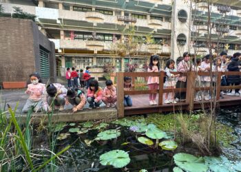 仲夏夜之夢　信義國小師生喜迎火金姑回家