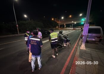 新北環警深夜鐵腕出擊　淡江大橋全時段科技執法搭配「閉鎖式路檢」 強力掃蕩噪音車