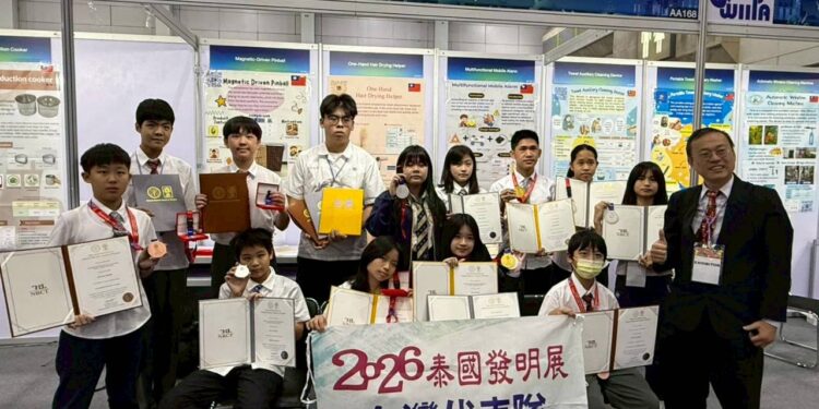 桃園會稽國中心發明社 曼谷國際展再創輝煌勇奪2金4銀2銅 1 001 11 8DJasO