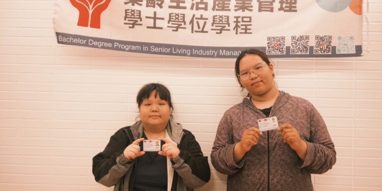 樂活學程日間部三年級陳嬿珍(左)、許昭雯(右)考取國家級單一級照服員技術士證照。（圖／崑山科大提供）