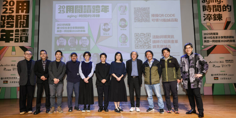 馬世芳(右一)主持(左起)為講者孫梓評、焦元溥、涂豐恩、詹偉雄、江鵝、李屏瑤、比才、詹宏志、洪廣冀、呂忠翰，同台分享2026年閱讀書單。圖片提供 公視