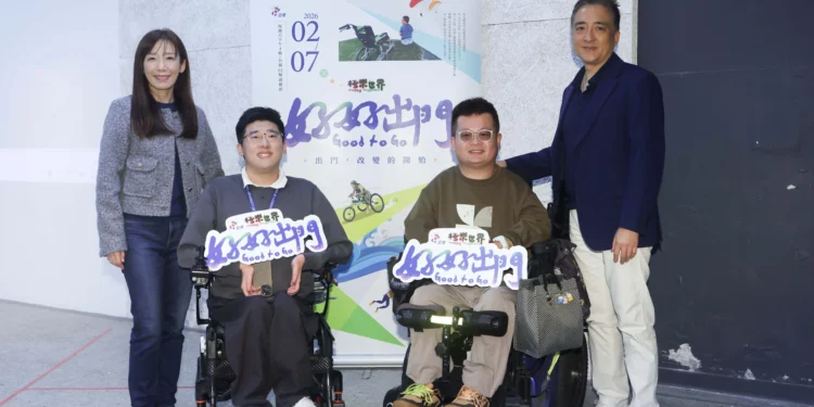01 左起運動部適應運動司司長林佩君、《極樂世界之好好出門》主角顧文凱、莊富凱，和公視副總陳昀利。 圖片提供公視 scaled