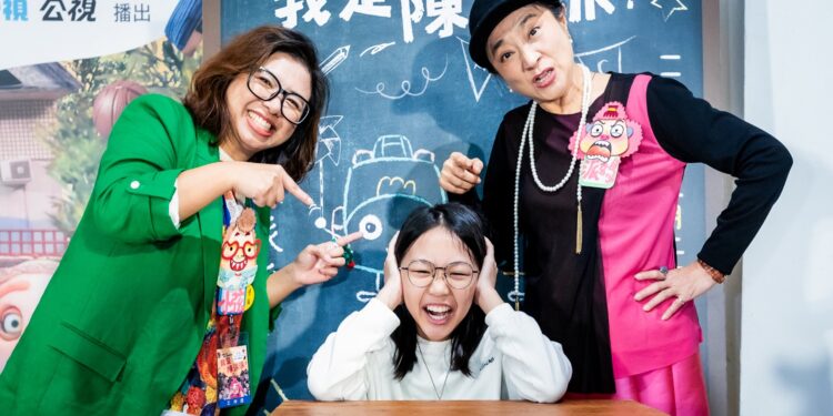 《我是陳派派》導演黃勻弦(左起)陳派派配音員李沛緹、派派媽配音員楊麗音。 圖片提供：小公視