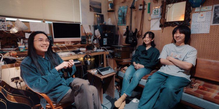 百合花樂團成員(左起)主唱暨詞曲創作林奕碩、鼓手陳奕欣、貝斯手林威佐。圖片提供： 公視
