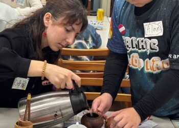 北市力行國小臺味夜市迎「奧客」　以鱟會友共品茶香
